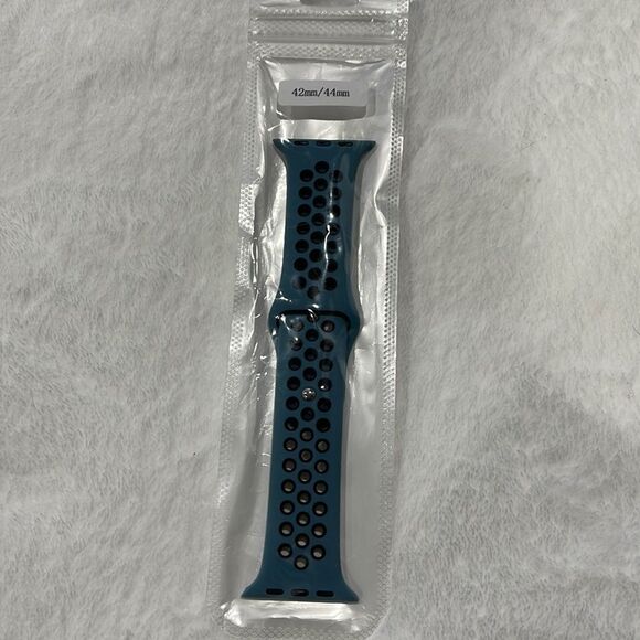 NWOT Apple Watch sports band (42/44) - Picture 3 of 3